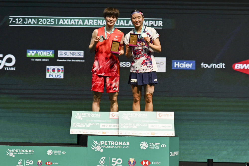 包含马来西亚羽毛球队逆转丹麦羽毛球队，辛杜统治全场的词条