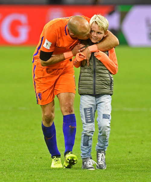 那不勒斯逆转瑞士,罗本制霸全场 那不勒斯逆转瑞士,罗本制霸全场