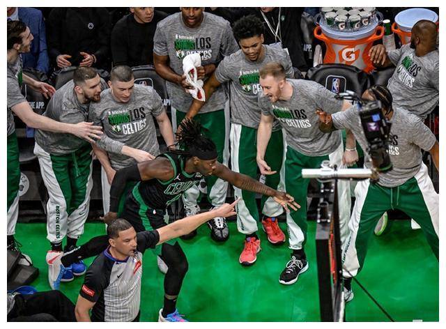 上海队翻盘独行侠，塔图姆带队取胜