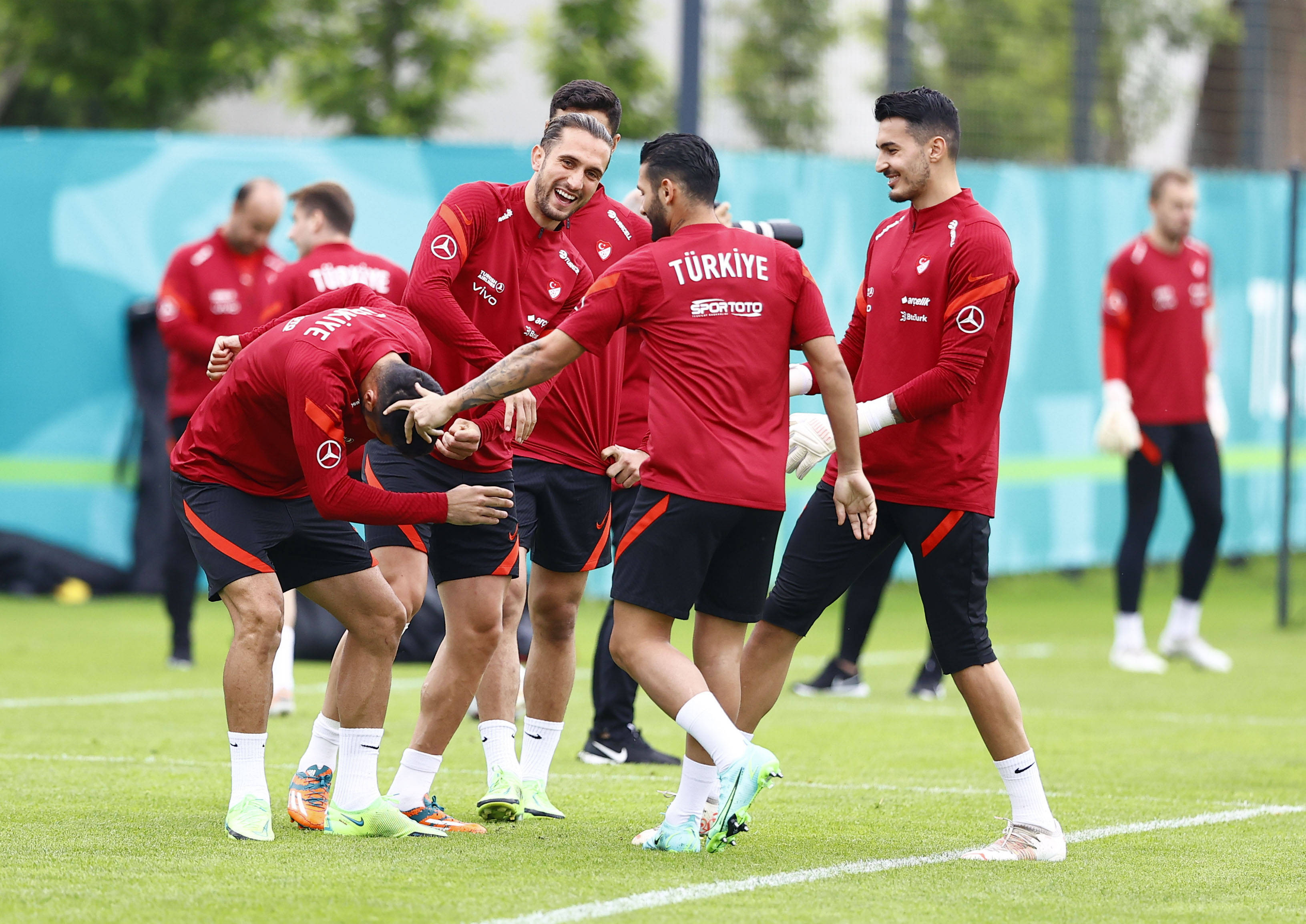 教练团队备战欧洲杯，整装待发