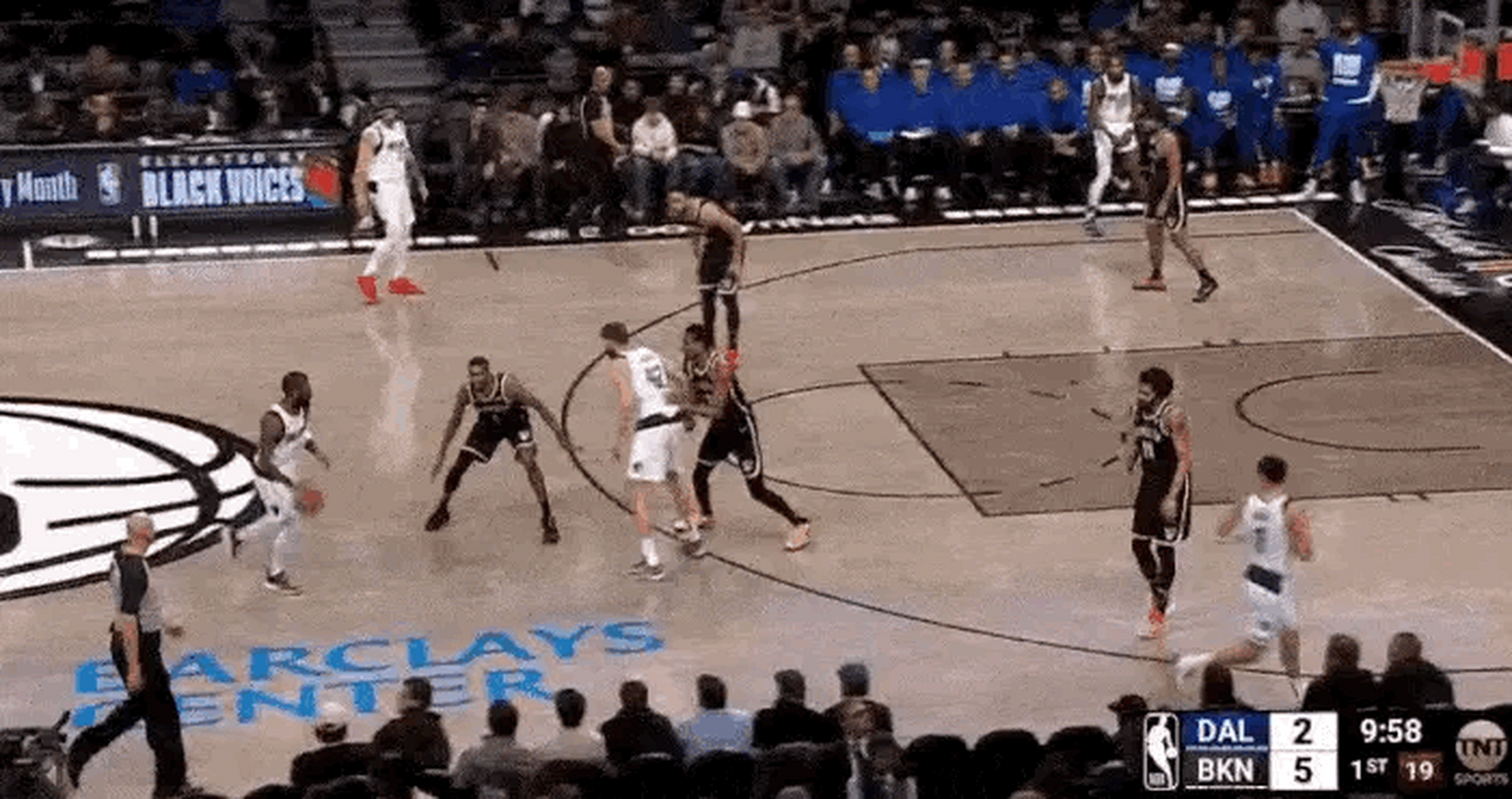 欧文受伤，篮网不敌独行侠遭遇失利