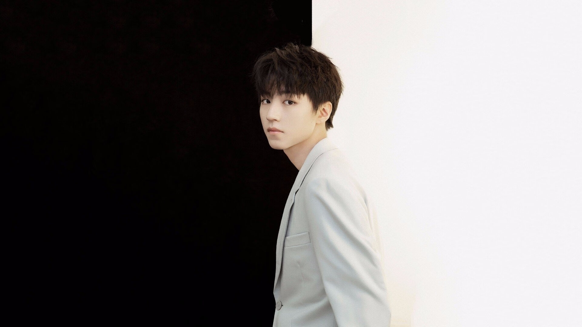 篮球双雄，深圳队狂胜诠释团队力量，霍勒迪季后赛接管展现个人荣耀